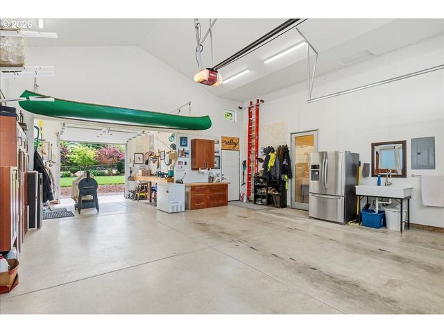 810 CHADWICK St, Silverton, OR 97381