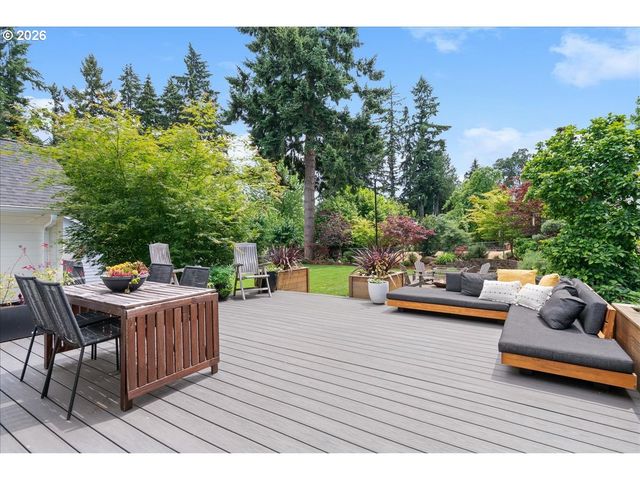 810 CHADWICK St, Silverton, OR 97381