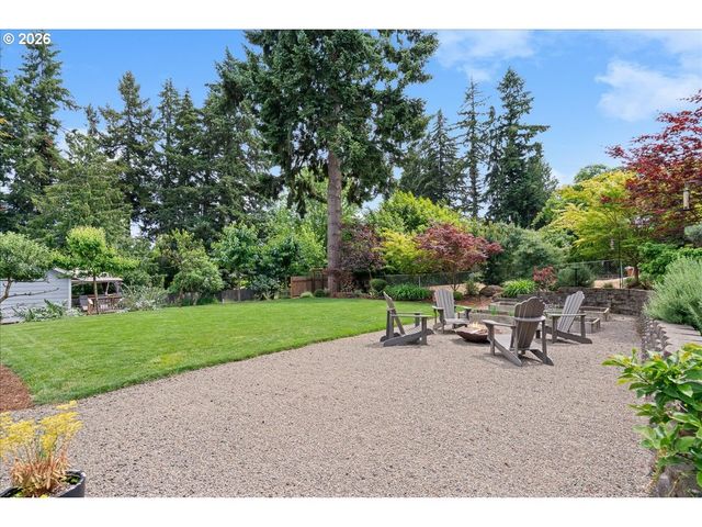 810 CHADWICK St, Silverton, OR 97381