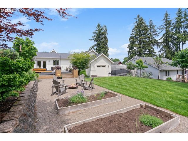 810 CHADWICK St, Silverton, OR 97381