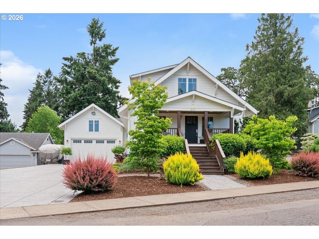 810 CHADWICK St, Silverton, OR 97381