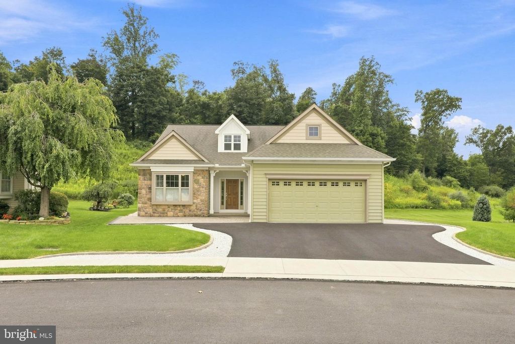 1005 BRIARWOOD CT, Lebanon, PA 17042