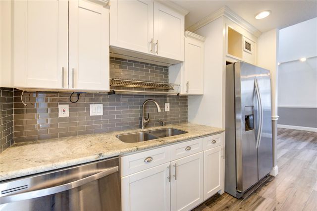 9809 Richmond Avenue D5, Houston, TX 77042