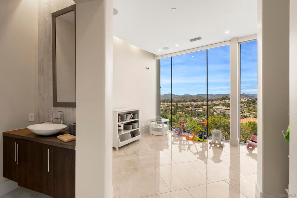 Image 9 of property listing at 13220 Highlands Ranch Rd, Poway, CA 92064