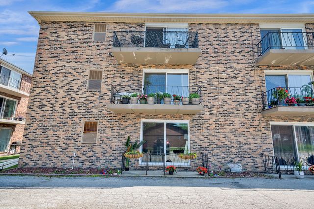 5848 W 76th Place N 203, Burbank, IL 60459