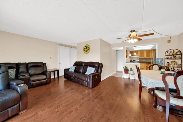 5848 W 76th Place N 203, Burbank, IL 60459