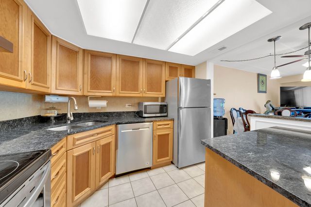 5848 W 76th Place N 203, Burbank, IL 60459