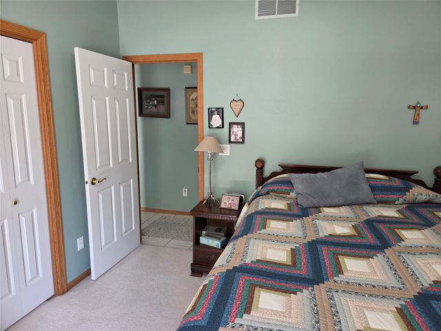 8125 Rocklyn Drive, Urbandale, IA 50322
