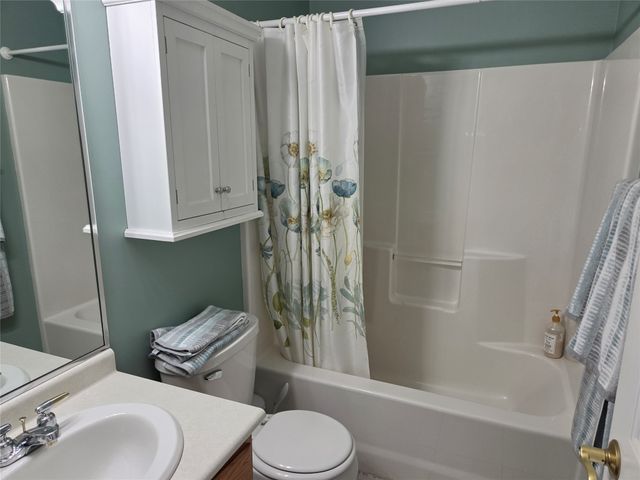 8125 Rocklyn Drive, Urbandale, IA 50322