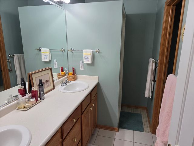 8125 Rocklyn Drive, Urbandale, IA 50322
