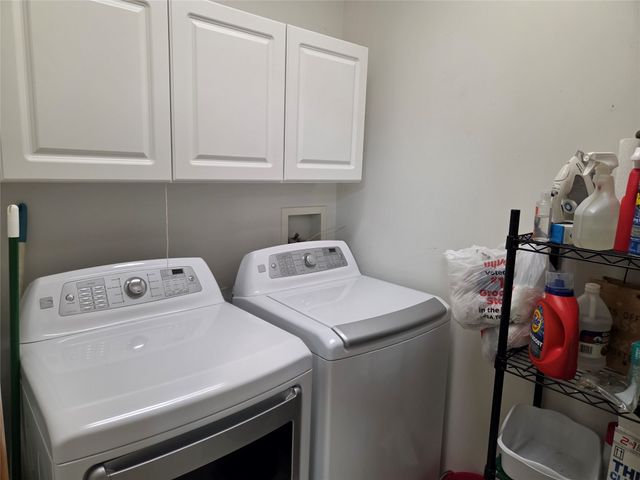 8125 Rocklyn Drive, Urbandale, IA 50322