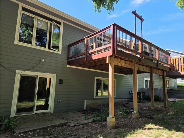 8125 Rocklyn Drive, Urbandale, IA 50322