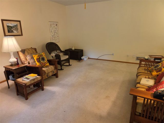 8125 Rocklyn Drive, Urbandale, IA 50322