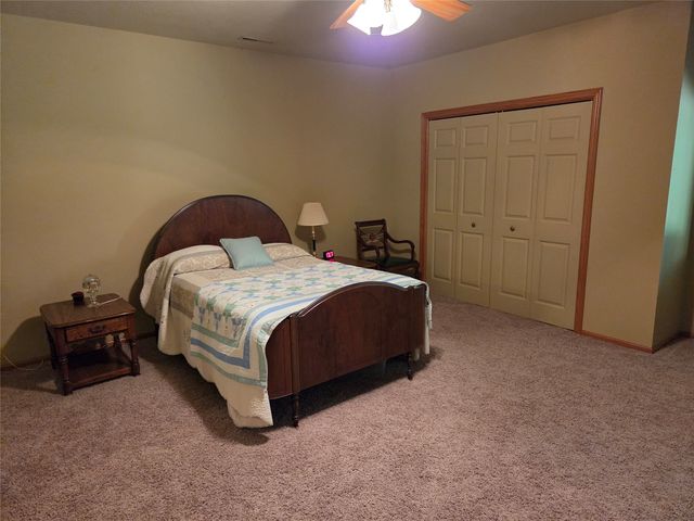 8125 Rocklyn Drive, Urbandale, IA 50322