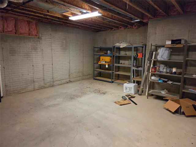 8125 Rocklyn Drive, Urbandale, IA 50322
