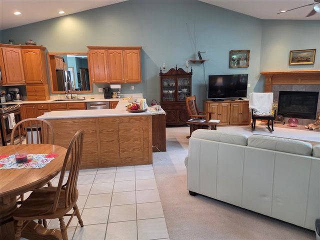 8125 Rocklyn Drive, Urbandale, IA 50322