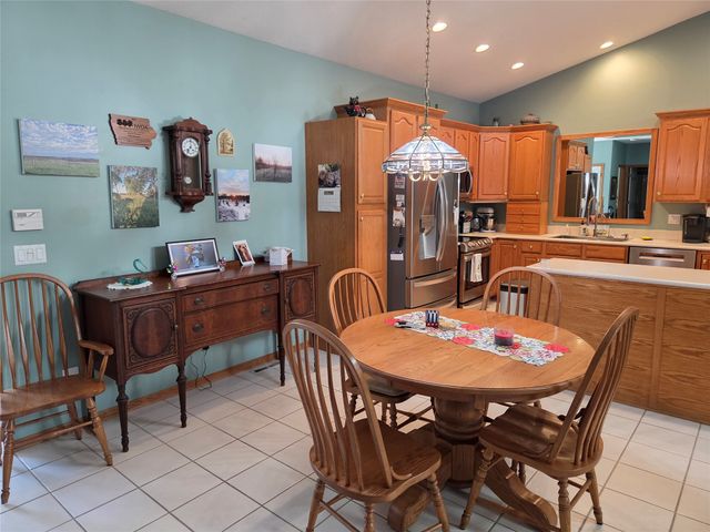 8125 Rocklyn Drive, Urbandale, IA 50322