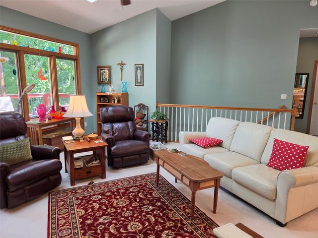 8125 Rocklyn Drive, Urbandale, IA 50322