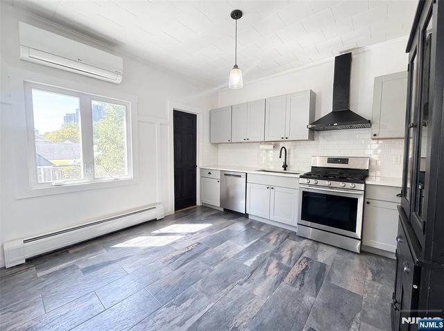 20 Valley Place, Edgewater, NJ 07020