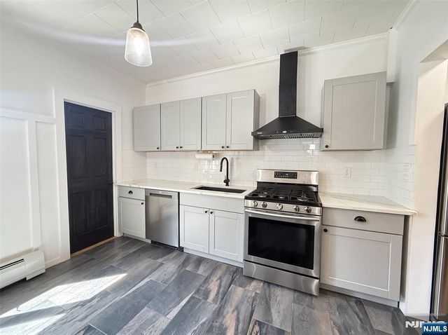 20 Valley Place, Edgewater, NJ 07020