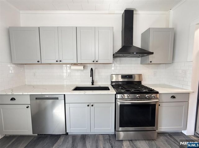 20 Valley Place, Edgewater, NJ 07020