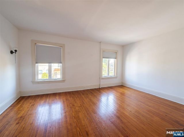 20 Valley Place, Edgewater, NJ 07020