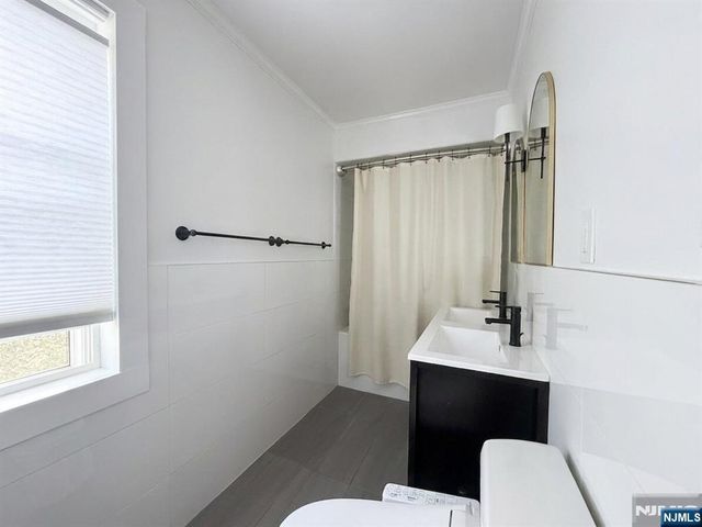20 Valley Place, Edgewater, NJ 07020