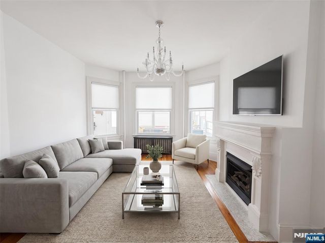 20 Valley Place, Edgewater, NJ 07020
