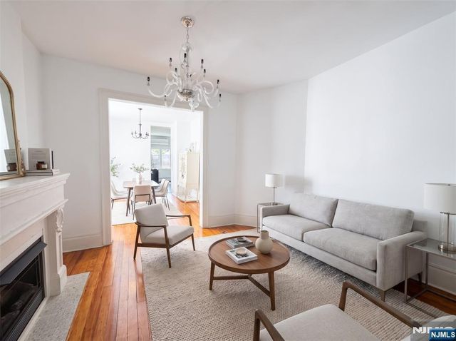 20 Valley Place, Edgewater, NJ 07020