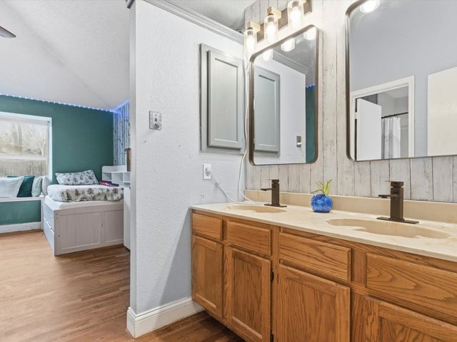 227 Valley Spring Drive, Arlington, TX 76018