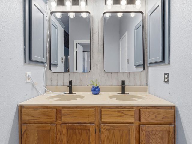 227 Valley Spring Drive, Arlington, TX 76018