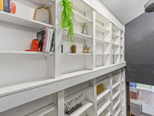 227 Valley Spring Drive, Arlington, TX 76018