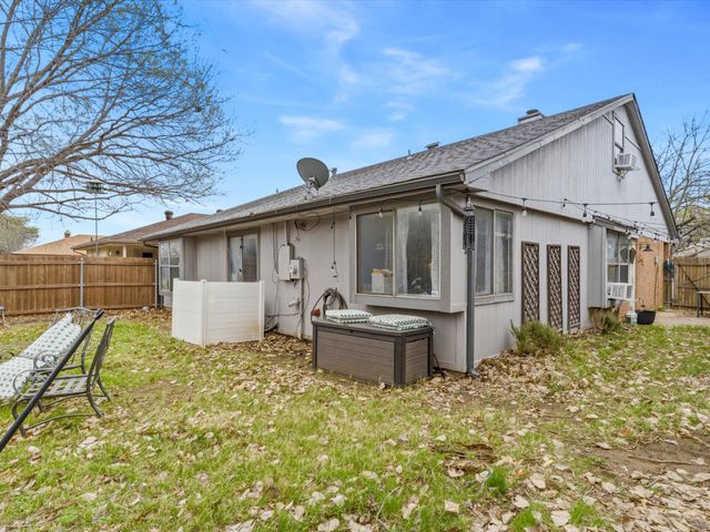 227 Valley Spring Drive, Arlington, TX 76018