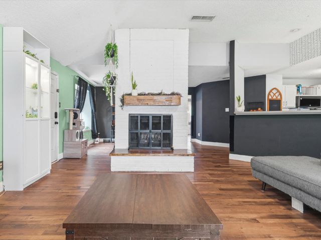 227 Valley Spring Drive, Arlington, TX 76018