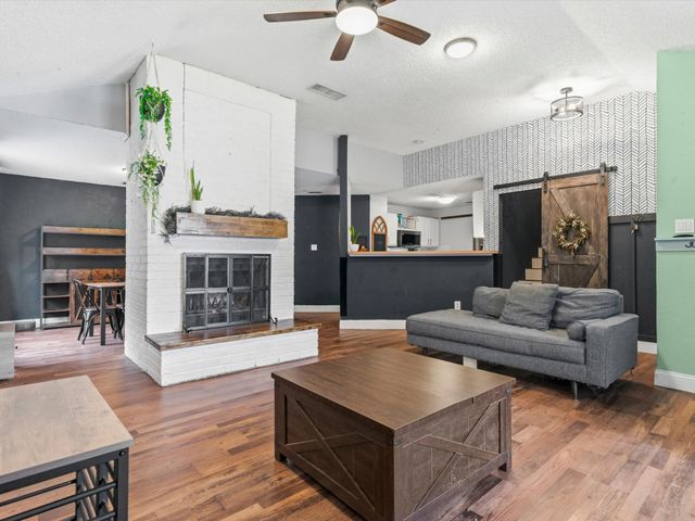 227 Valley Spring Drive, Arlington, TX 76018