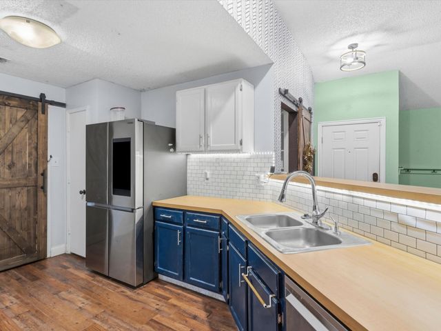 227 Valley Spring Drive, Arlington, TX 76018