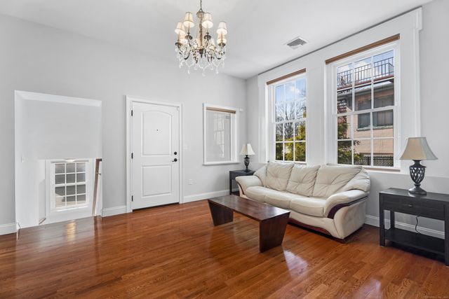 576 Chapel Street APT 4, New Haven, CT 06511