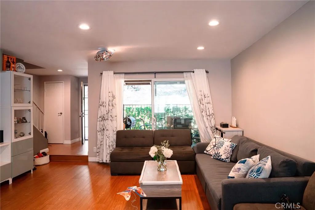 9759 Via Roma, Burbank, CA 91504