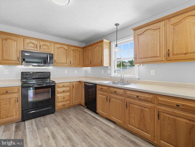 6 FEATHER DR, Shippensburg, PA 17257