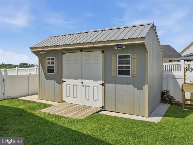 6 FEATHER DR, Shippensburg, PA 17257