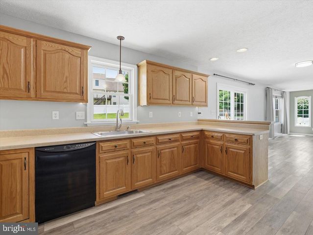 6 FEATHER DR, Shippensburg, PA 17257