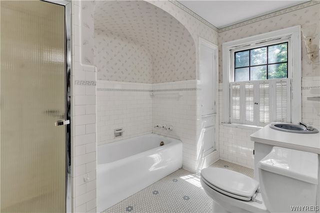910 James Avenue, Niagara Falls, NY 14305