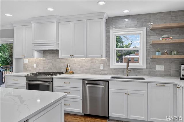8124 Halifax Drive, Clayton, MO 63105