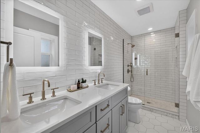8124 Halifax Drive, Clayton, MO 63105