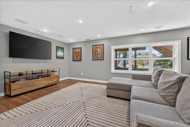 8124 Halifax Drive, Clayton, MO 63105