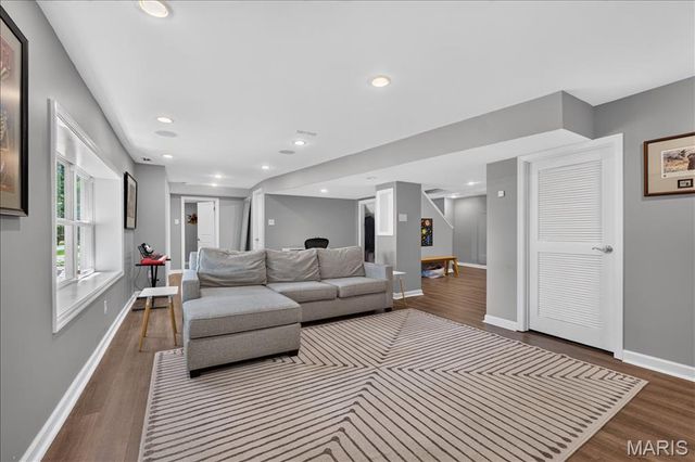 8124 Halifax Drive, Clayton, MO 63105