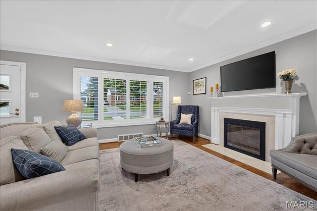 8124 Halifax Drive, Clayton, MO 63105