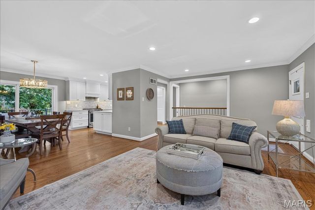 8124 Halifax Drive, Clayton, MO 63105