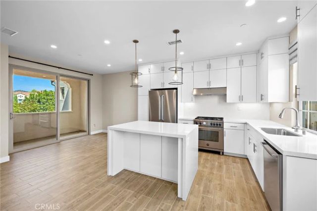 114 Outwest, Irvine, CA 92618