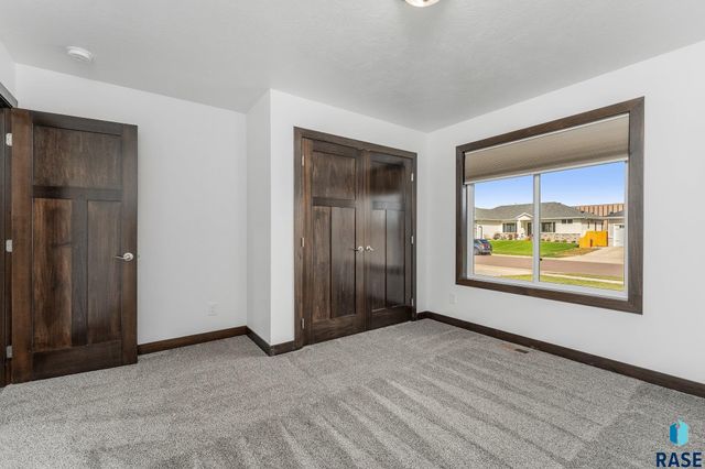 169 Central Park Ct, Harrisburg, SD 57032